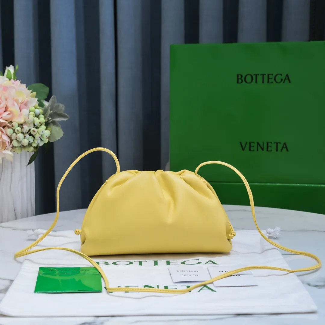 Batch 1120 Bottega Veneta cloud bag ☁️POUCH series Original plain calfskin, super low-key and attractive, soft and casual. Major internet celebrity bloggers are crazy about calling it fashionable and classy, ​​lazy and intellectual. Small size: 23*13*8 (small cloud plain) tapioca color